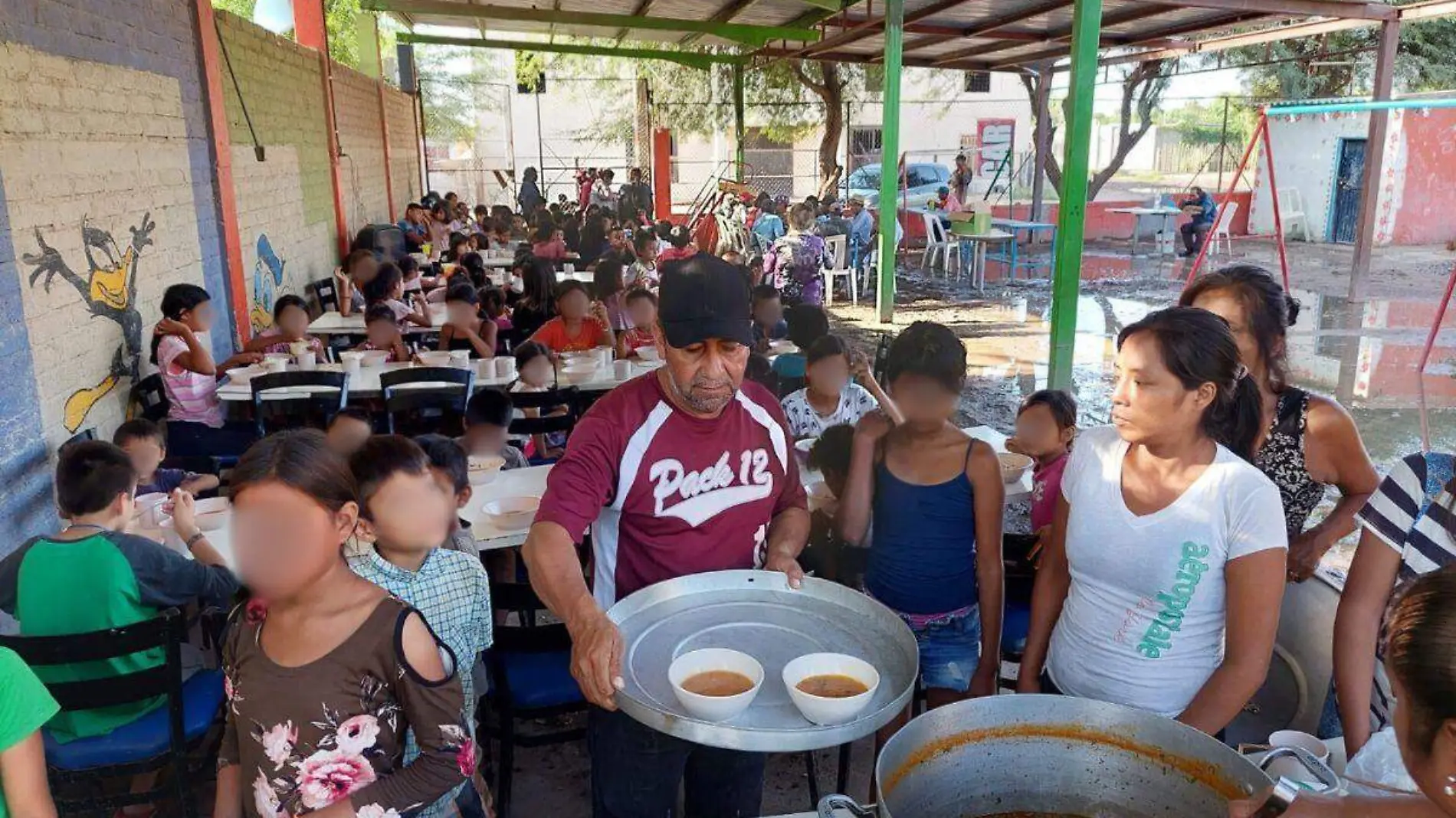 Don Chemo lleva esperanza y alimento al Poblado Miguel Alemán